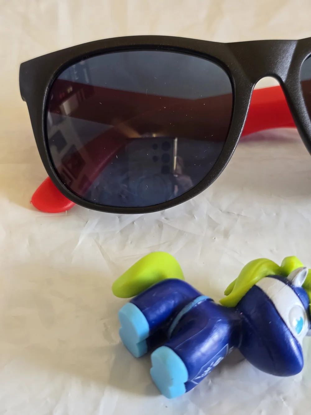 Black UV400 Sunglasses with Neon Pony Keychain New